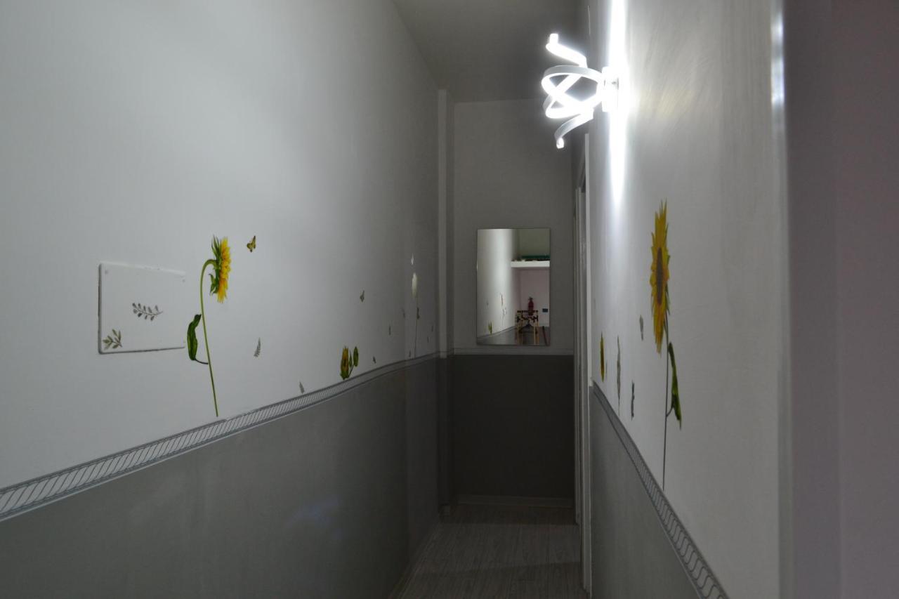 Sunflower House Rom